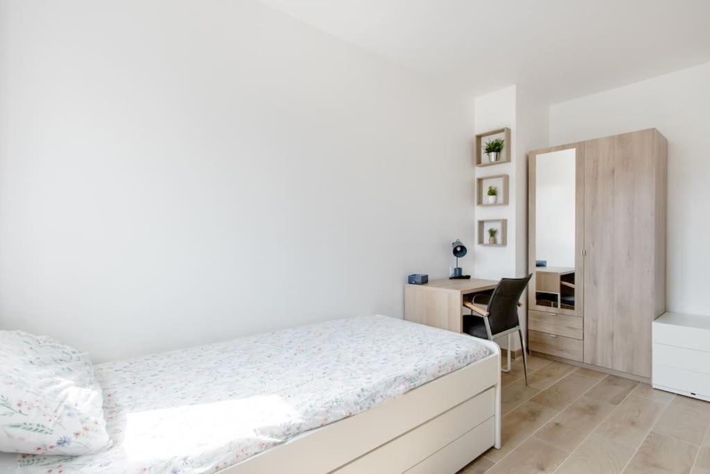 Private Room In Renovated Apartment - Tram 1 Min Walk Nice Exterior foto