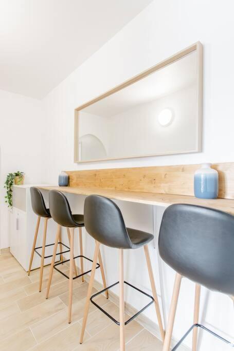 Private Room In Renovated Apartment - Tram 1 Min Walk Nice Exterior foto